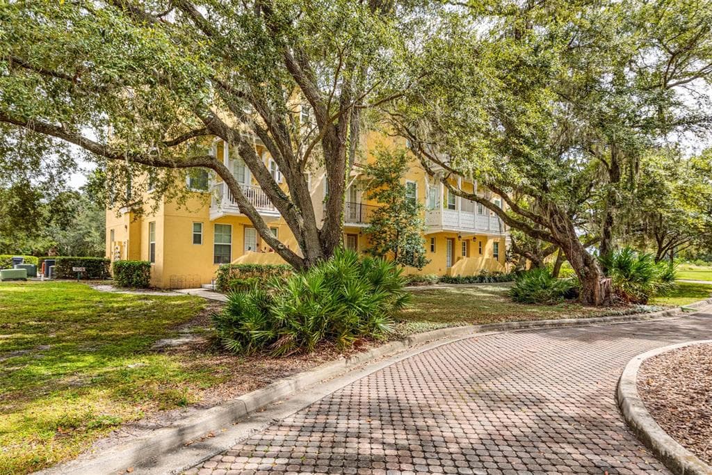 960 SOMBRA STREET TAMPA, FL 33619