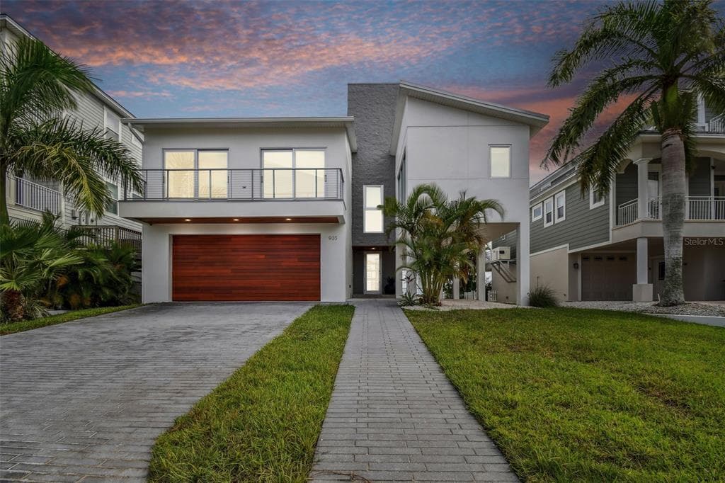 905 BAY POINT DRIVE MADEIRA BEACH, FL 33708
