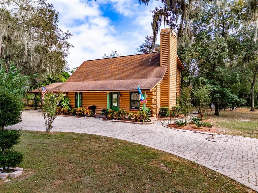 7204 VALRIE LANE