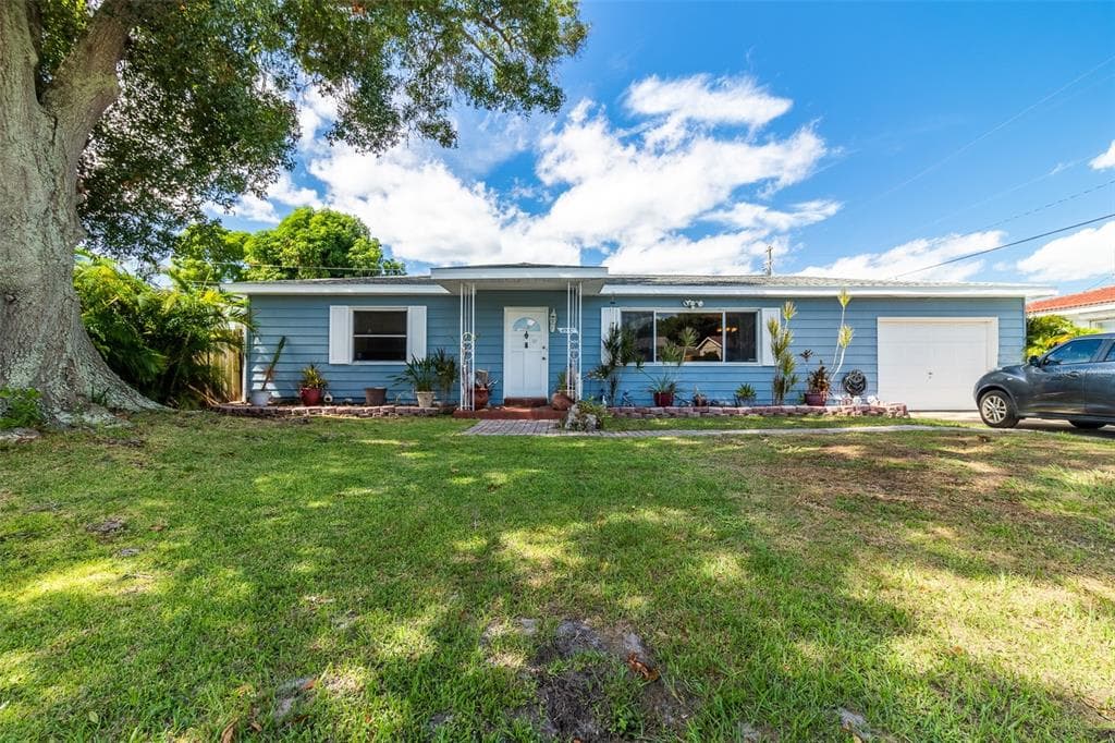 4992 LAKE CHARLES DRIVE N KENNETH CITY, FL 33709