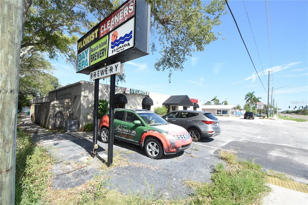 2058 BAYSHORE BOULEVARD DUNEDIN, FL 34698