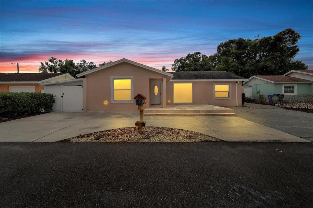 10112 ROYAL ACRES COURT TAMPA, FL 33615