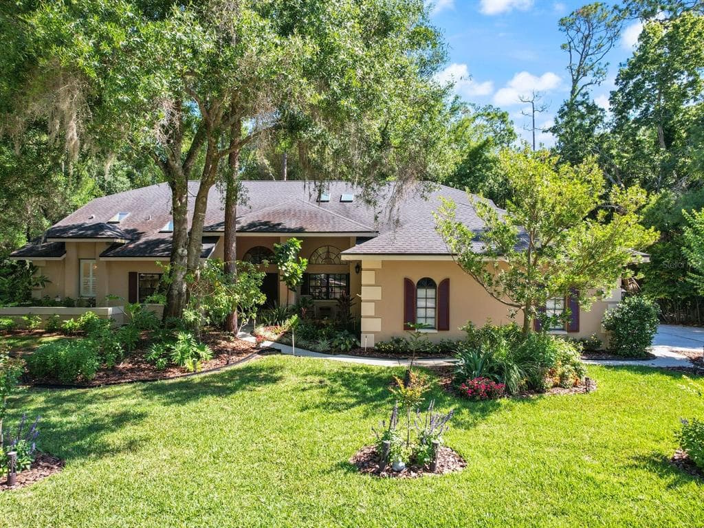 100 WOODGLEN COURT OLDSMAR, FL 34677