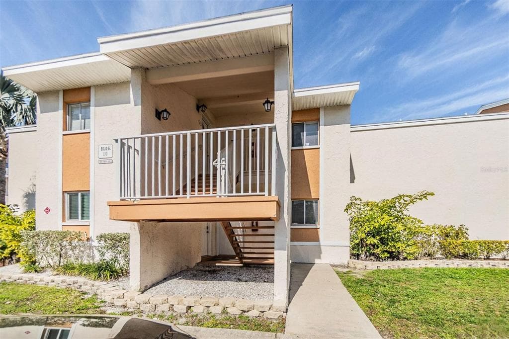 621 99TH AVENUE N UNIT 102 ST PETERSBURG, FL 33702