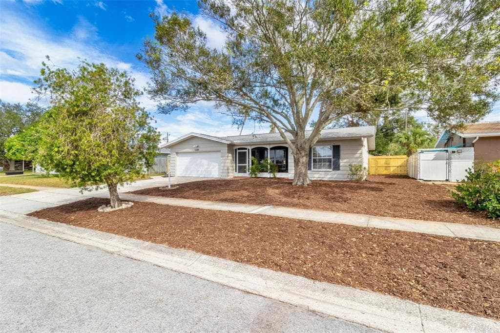 10889 HAMMOCK DR LARGO, FL 33774