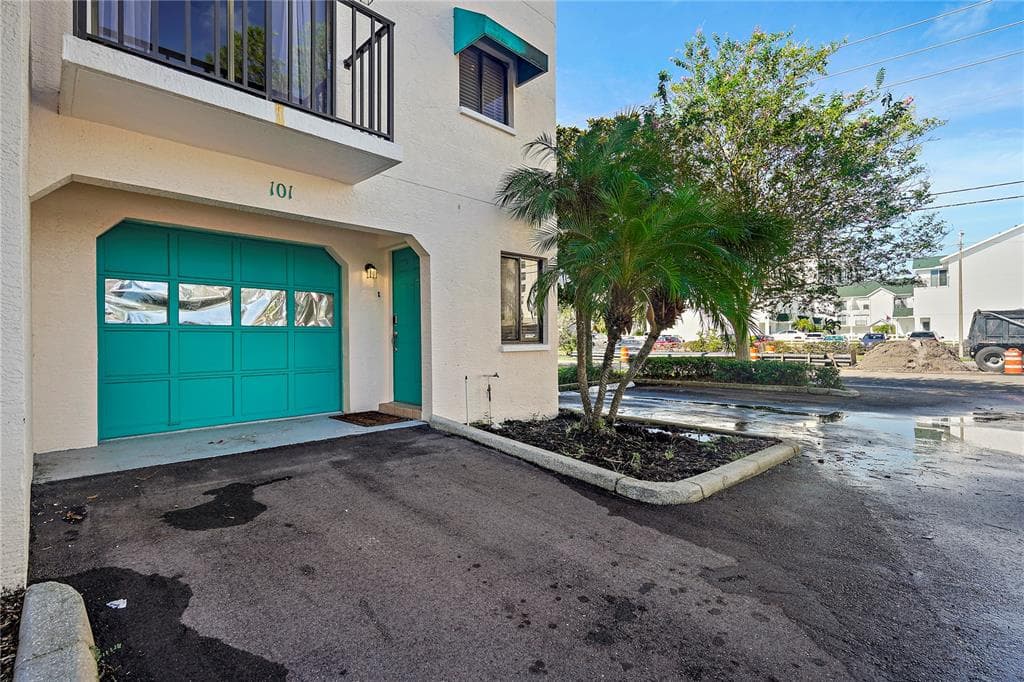 325 ISLAND WAY UNIT 101 CLEARWATER BEACH, FL 33767