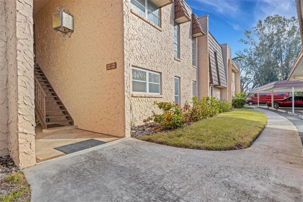 105 ASPEN CIRCLE UNIT 105 SEMINOLE, FL 33777