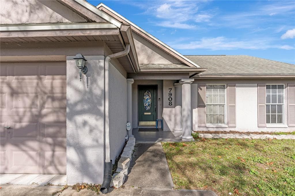 7908 E WHITE WATER COURT TAMPA, FL 33637