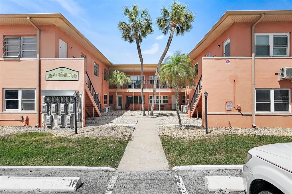 121 46TH AVENUE UNIT 2H ST PETE BEACH, FL 33706