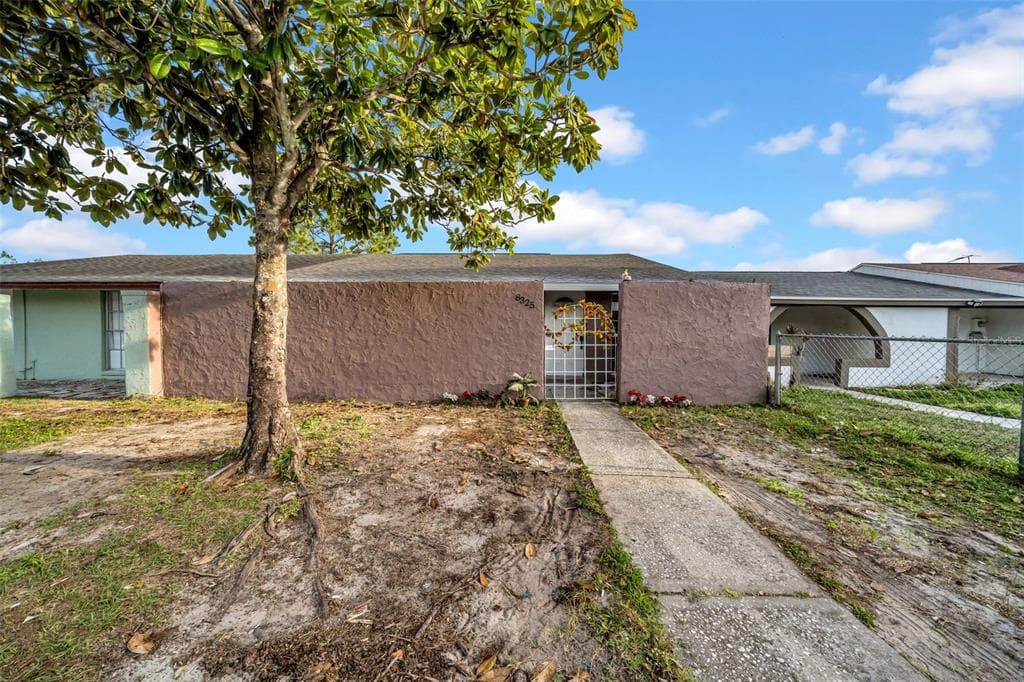 8325 ELKWOOD LANE TAMPA, FL 33615