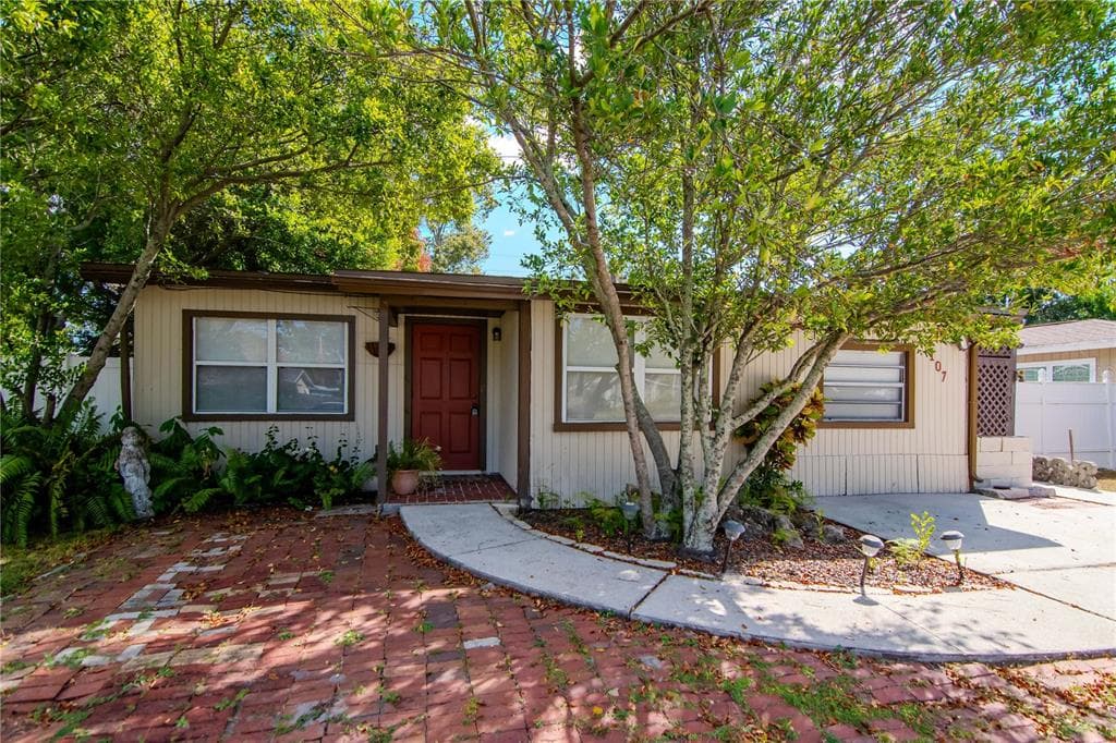 107 EMERALD LANE