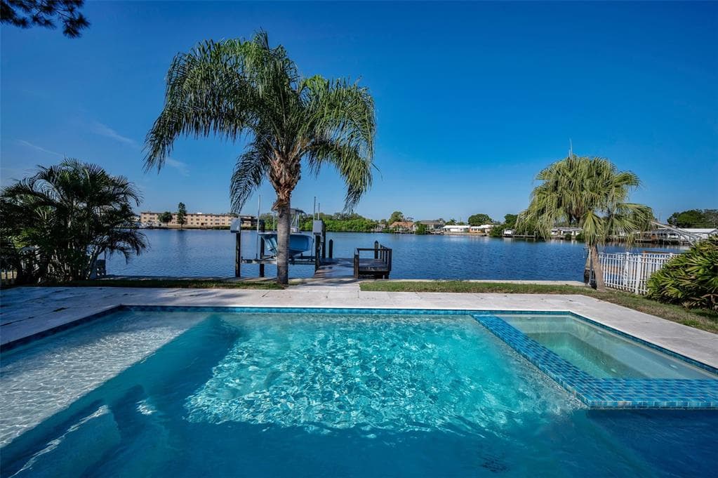 8744 SUNLIT COVE DRIVE NE ST PETERSBURG, FL 33702