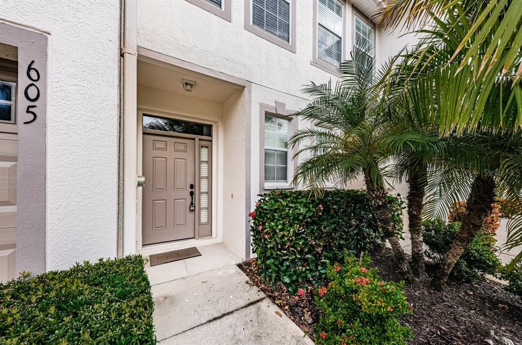 605 VALLANCE WAY NE ST PETERSBURG, FL 33716