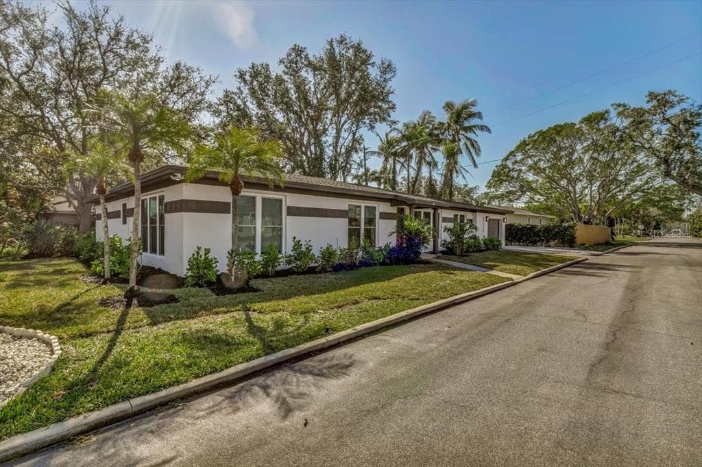 525 LAMARA WAY NE ST PETERSBURG, FL 33704