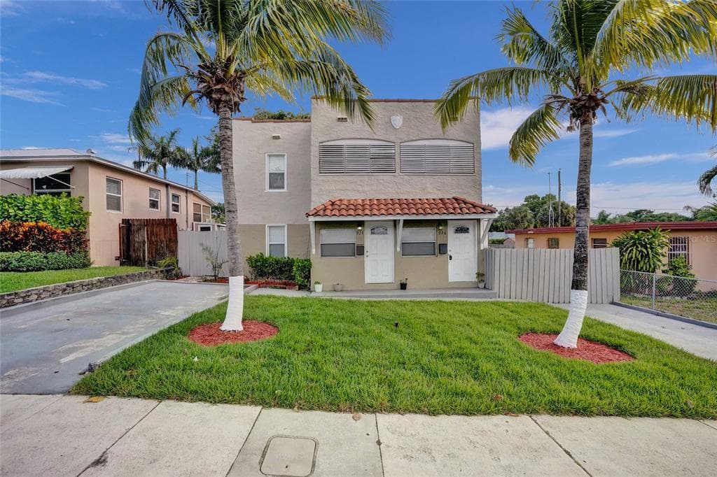924 MCINTOSH STREET WEST PALM BEACH, FL 33405