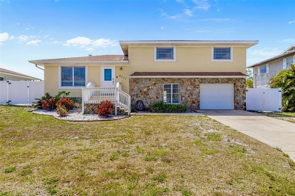 8517 43RD AVENUE W BRADENTON, FL 34209