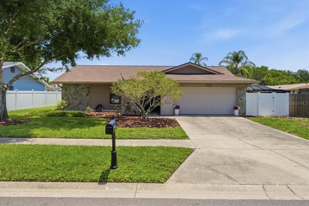 4218 HOLLOWTRAIL DRIVE TAMPA, FL 33624
