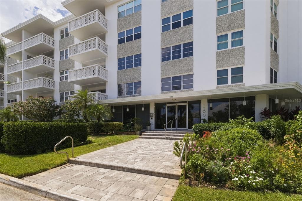 1100 N SHORE DRIVE NE UNIT 304 ST PETERSBURG, FL 33701