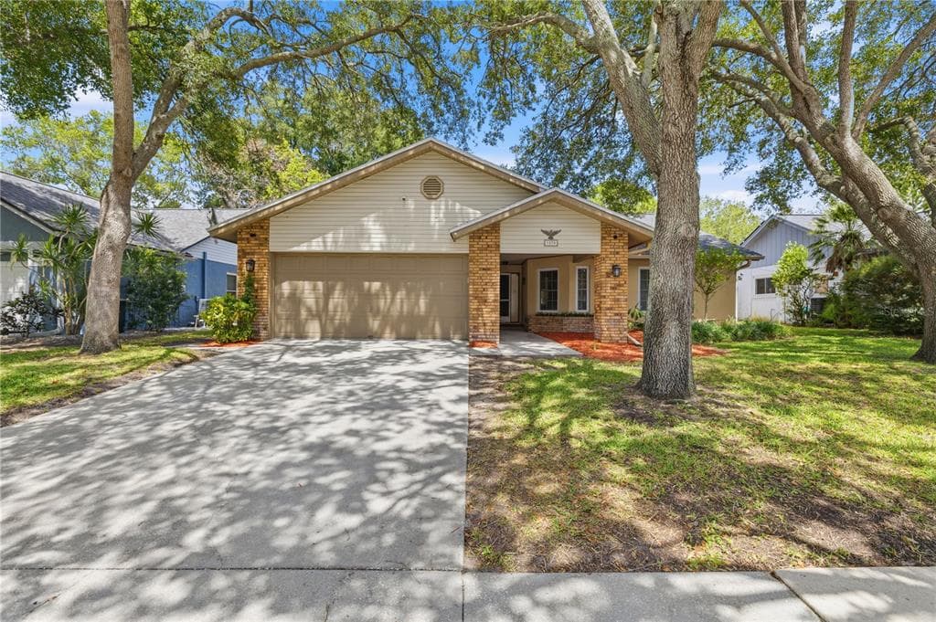 1570 CLUB DRIVE TARPON SPRINGS, FL 34689