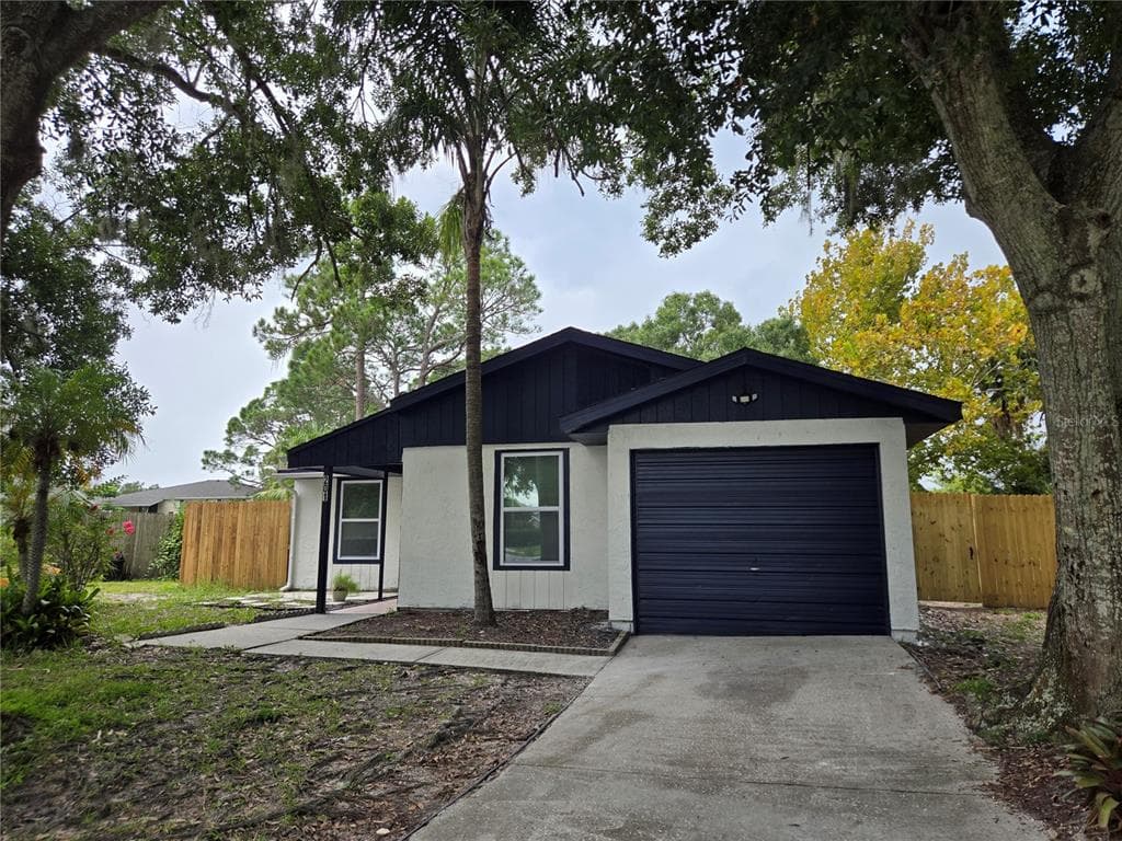 201 LAKE CHARLES COURT OLDSMAR, FL 34677
